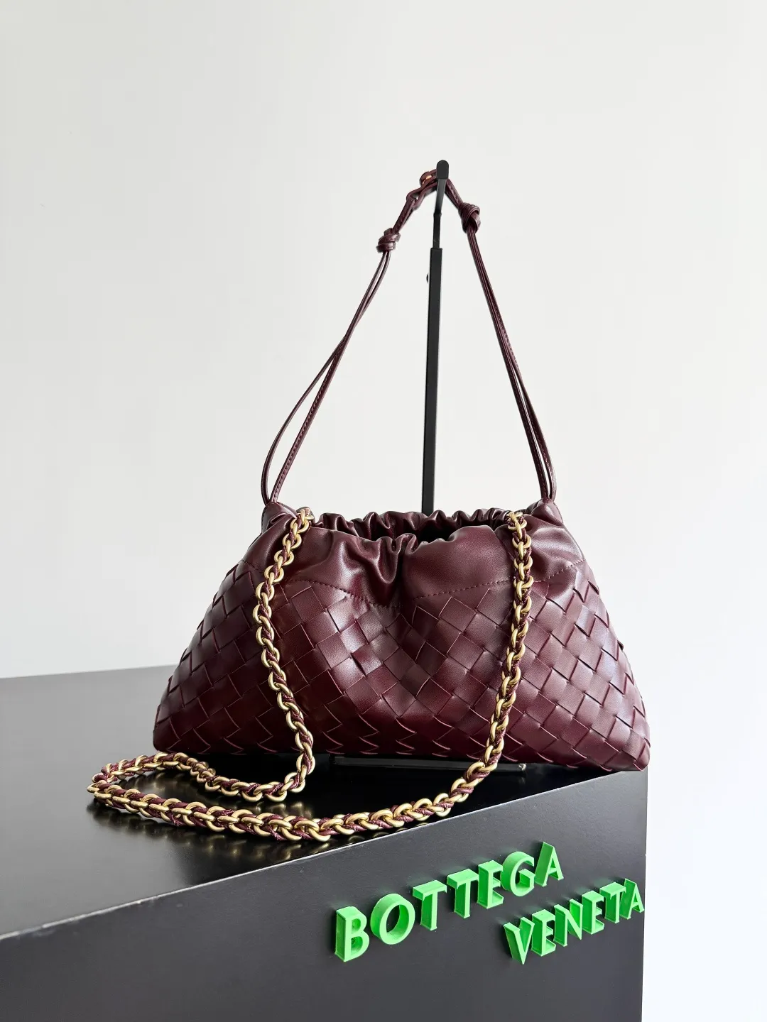 Batch 1680 BOTTEGA VENETA 2025 new women's Dustbag Notte clutch. Dustbag, which has been very popular since its launch, has a chain clause! ! The hand-carrying method is reminiscent of the classic bag type Pouch , light and elegant, the reserved drawstring design allows the bag to be used as an armpit bag, and the chain is longer, which is very suitable for sisters who like to free their hands and carry cross-body backpacks. No matter which way you carry it, you can change the back according to the occasion and your mood that day. It can make the overall outfit more fashionable🪄🪄The body of the bag has also been widened. It is the rainy season and the weather is hot. The bag can easily accommodate a small umbrella and water bottle. The lining is made of nylon, which is light and comfortable to carry, and is very suitable for summer use. Style number: 839394 Size: 33*19*8cm